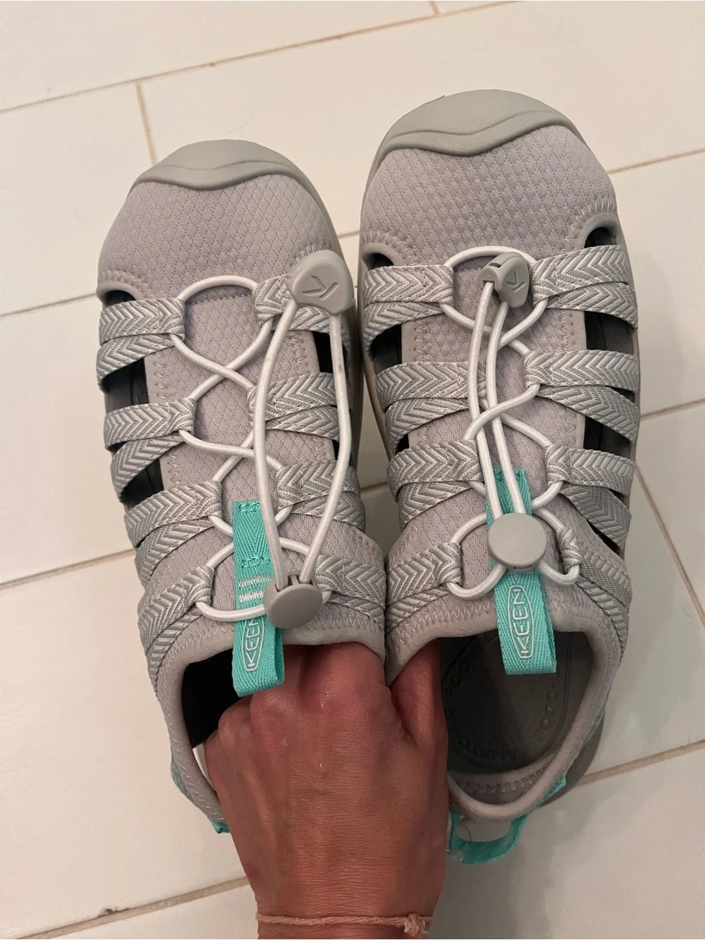 Keen Women's Whisper Sandal Vapor/Cabbage (Light Gray with Mint Accents) size 8